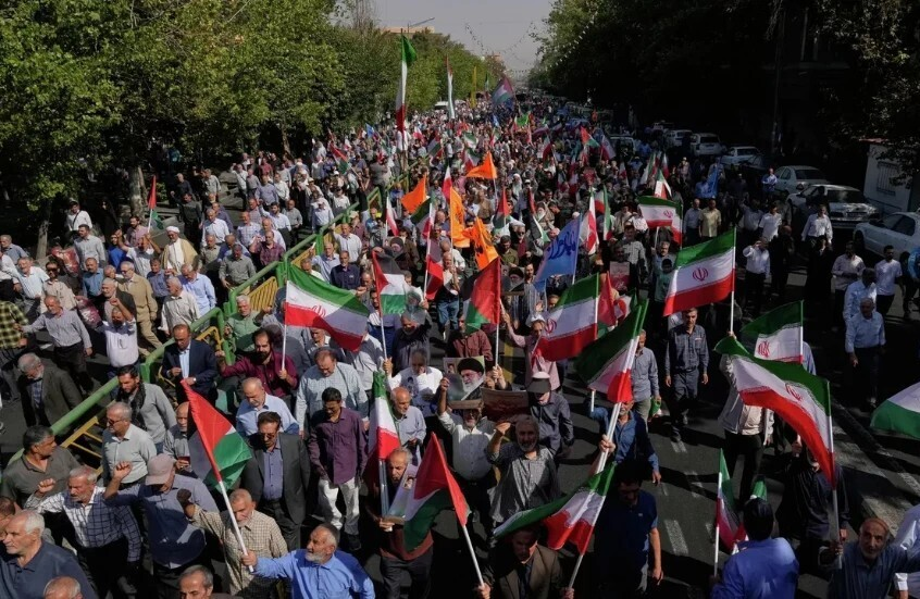 احتجاجات واسعة في طهران بسبب انهيار الريال الإيراني