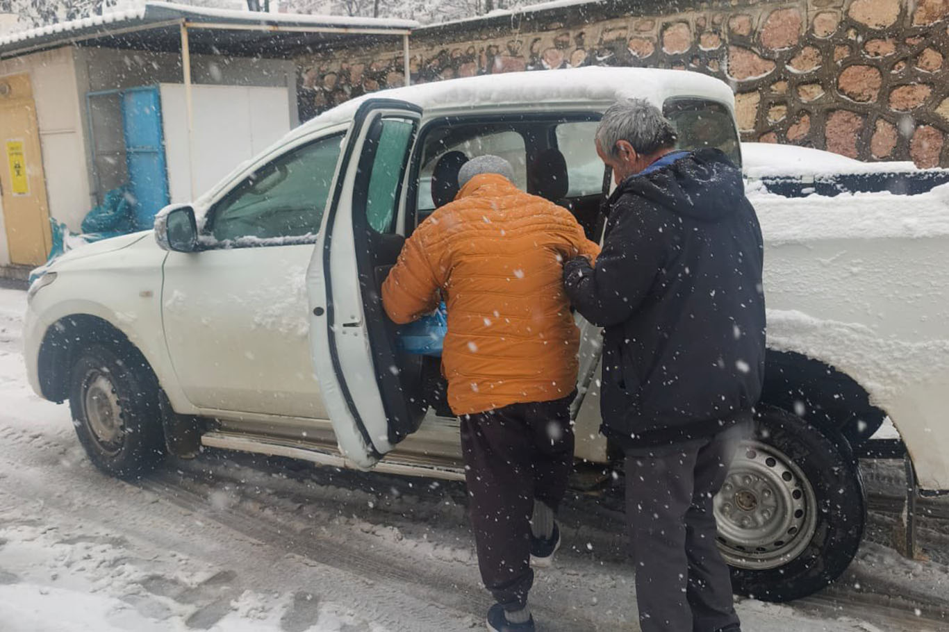 Batman'da mahsur kalan hastalar kurtarıldı