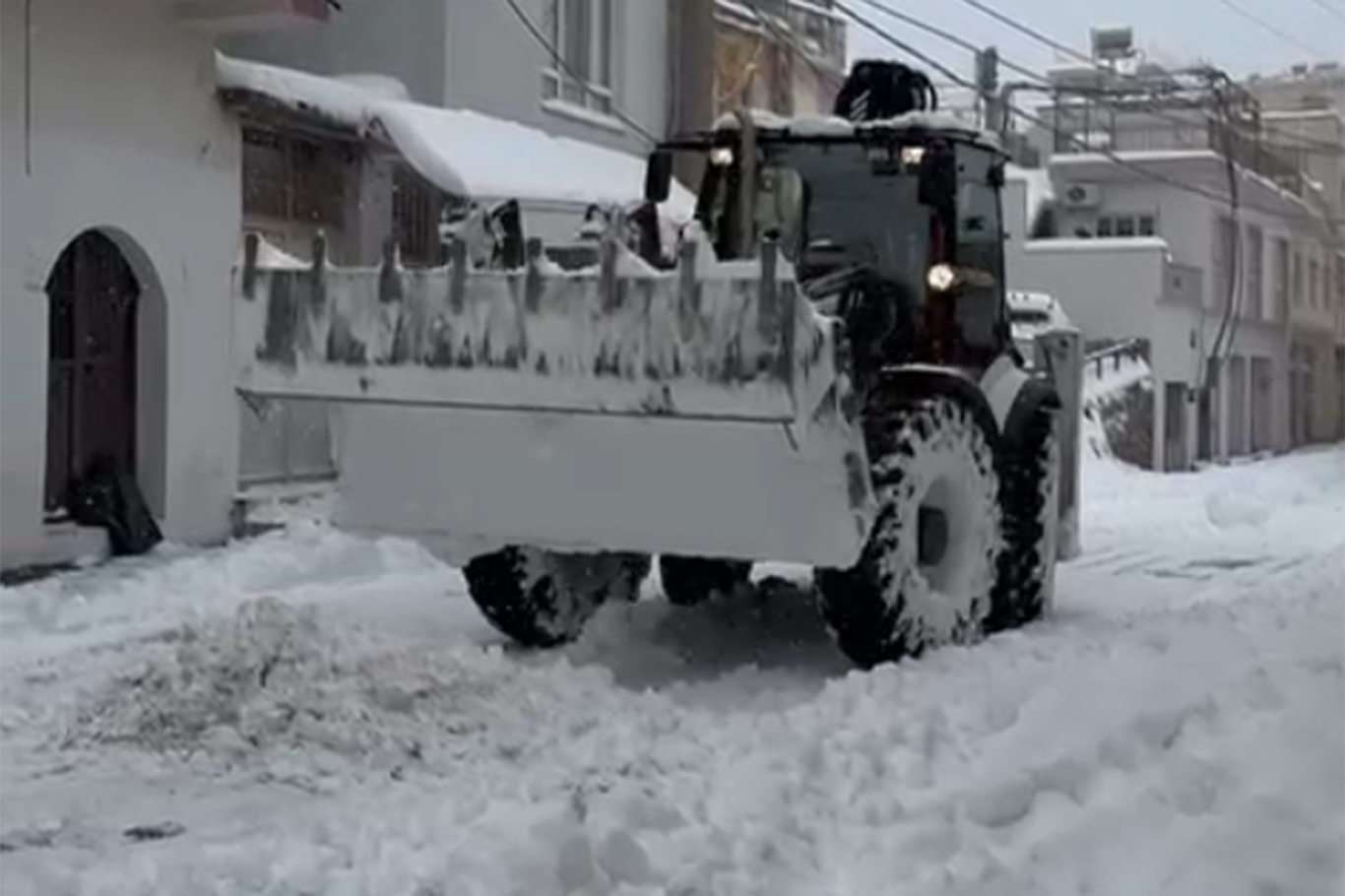 Kayapınar'da karla mücadele aralıksız sürüyor