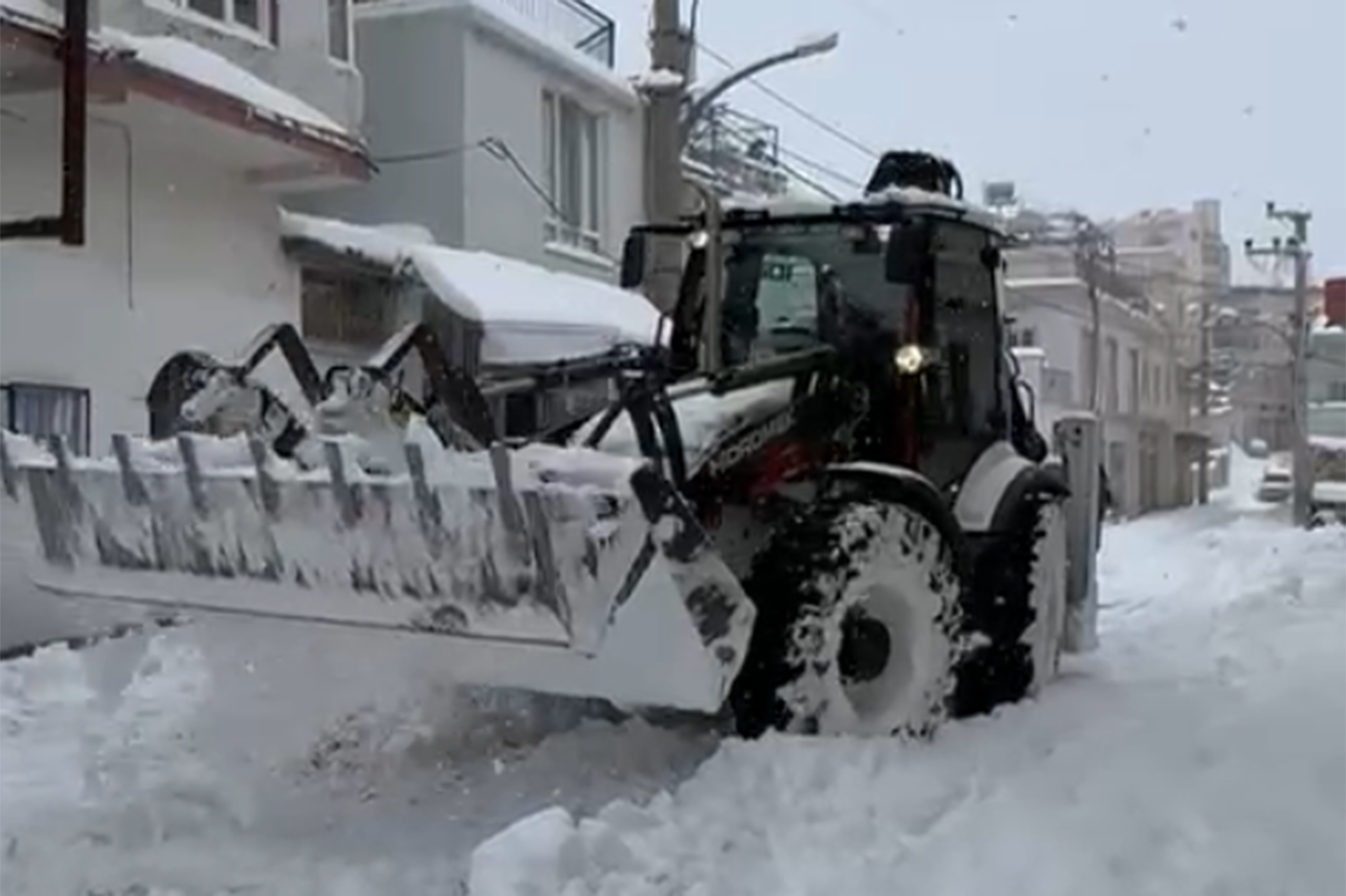 Kayapınar'da karla mücadele aralıksız sürüyor