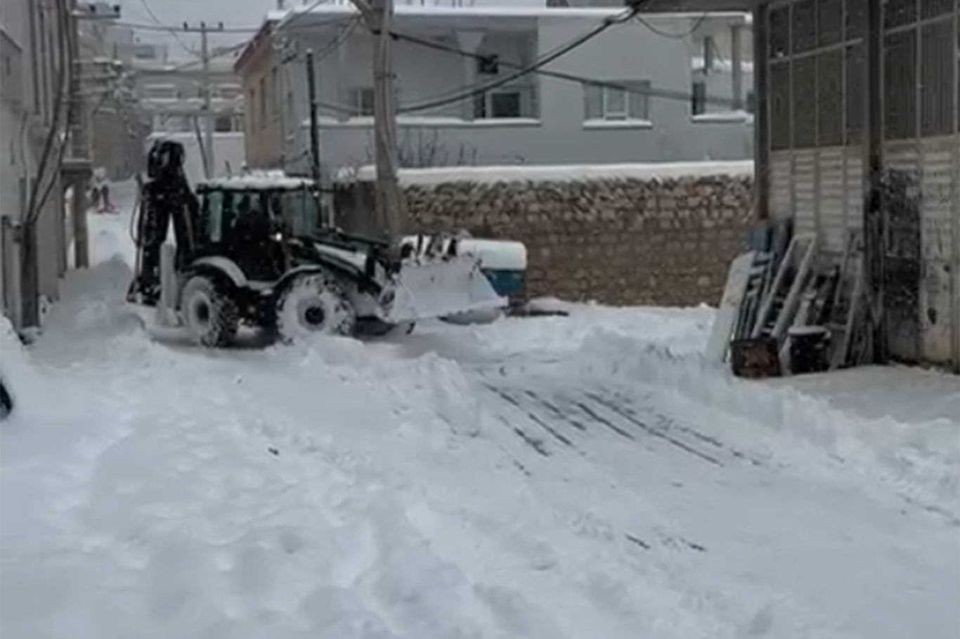 Kayapınar'da karla mücadele aralıksız sürüyor