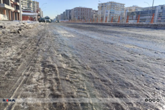 Li Dîyarbekirê rêyên bajêr bûne wek meydanên qeşayê