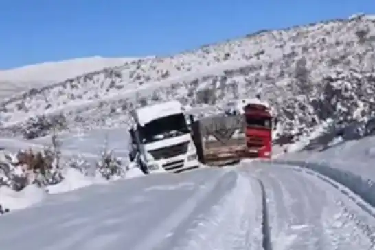  Siirt’te Pervari yolunda 3 tır günlerdir mahsur, sürücüler çözüm bekliyor