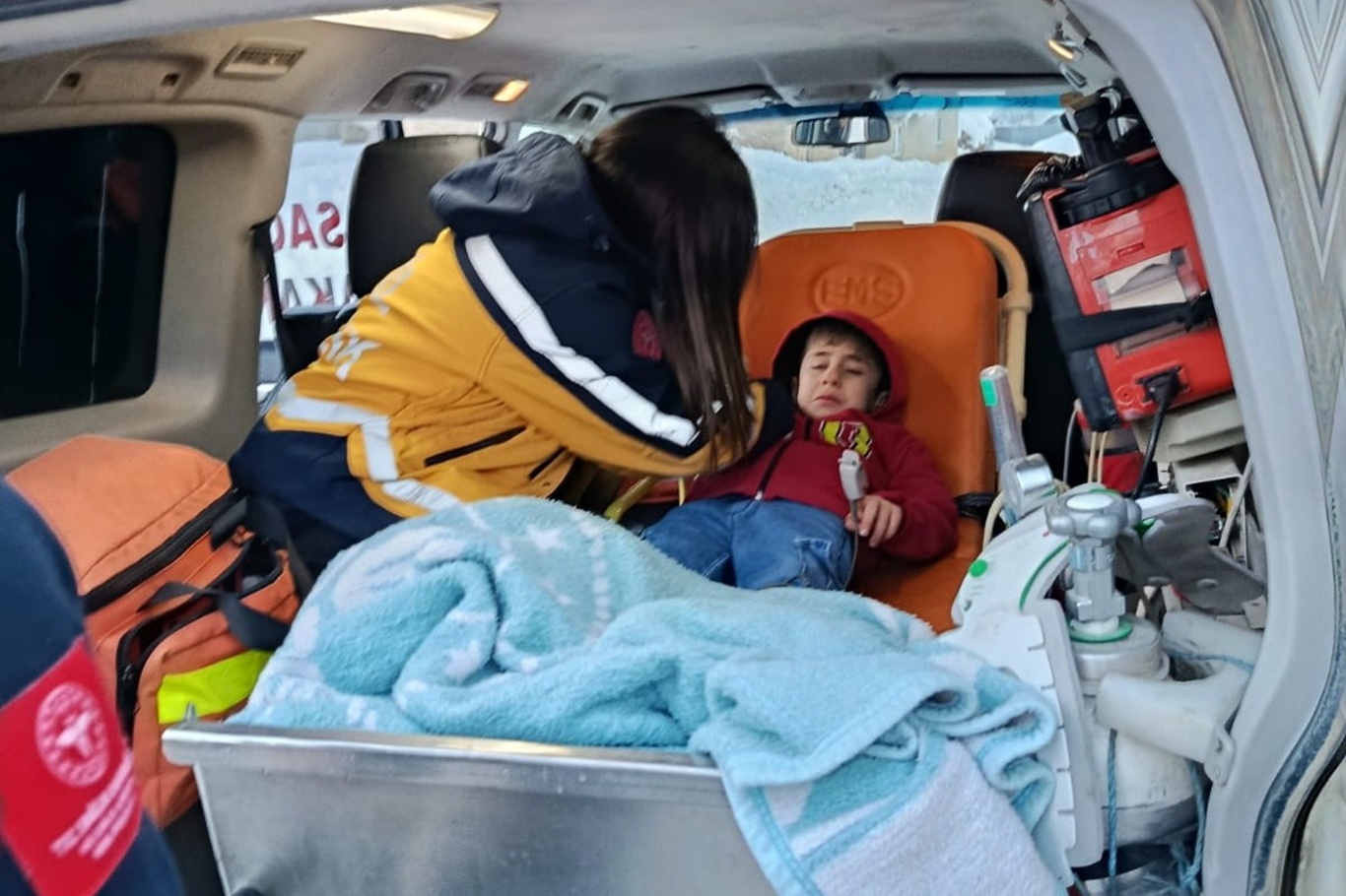 Siirt'te yaralanan 7 yaşındaki çocuk karlı yollar aşılarak hastaneye ulaştırıldı