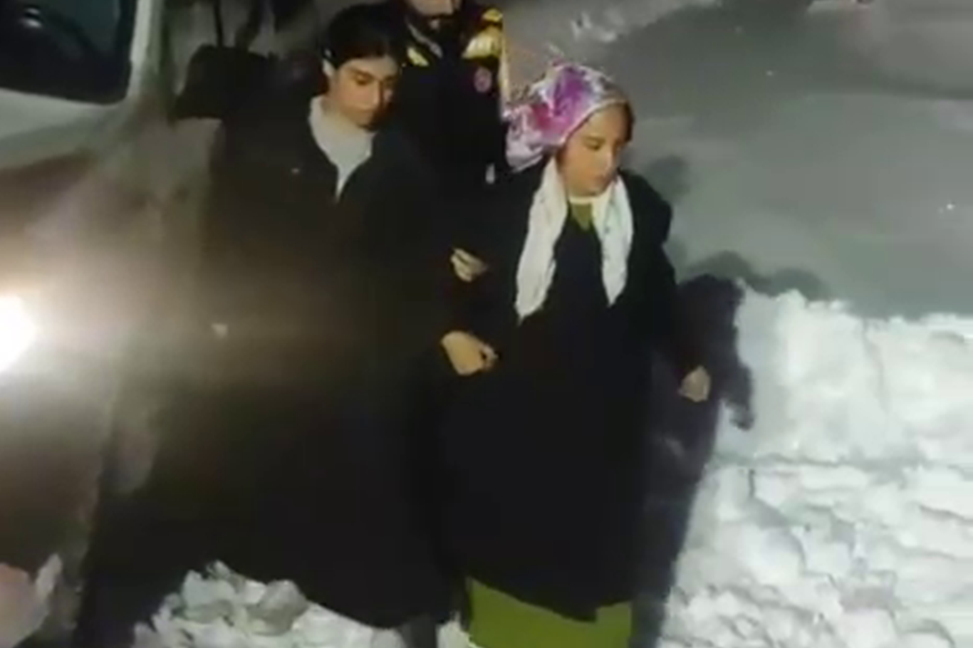 Siirt'te gebe kadın karla mücadele ekiplerinin çalışmasıyla hastaneye ulaştırıldı