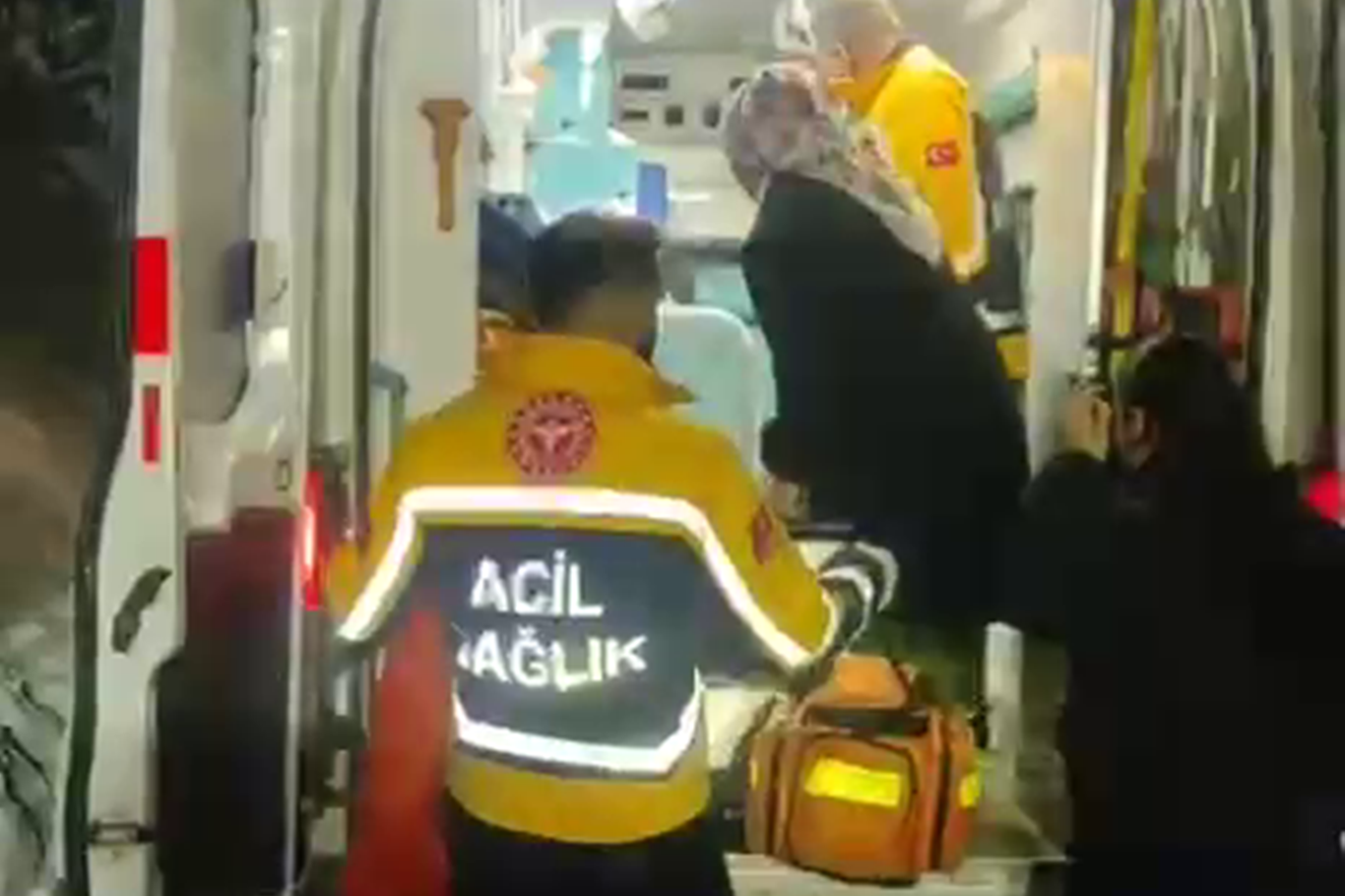Siirt'te gebe kadın karla mücadele ekiplerinin çalışmasıyla hastaneye ulaştırıldı