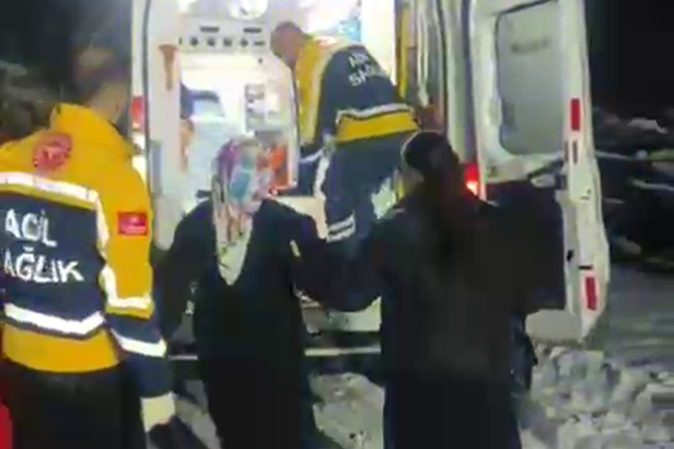 Siirt'te gebe kadın karla mücadele ekiplerinin çalışmasıyla hastaneye ulaştırıldı