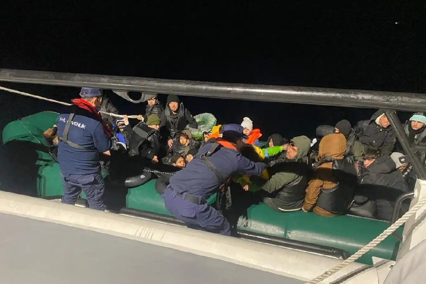 İzmir açıklarında 50 düzensiz göçmen yakalandı