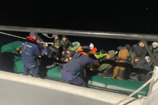 İzmir açıklarında 50 düzensiz göçmen yakalandı