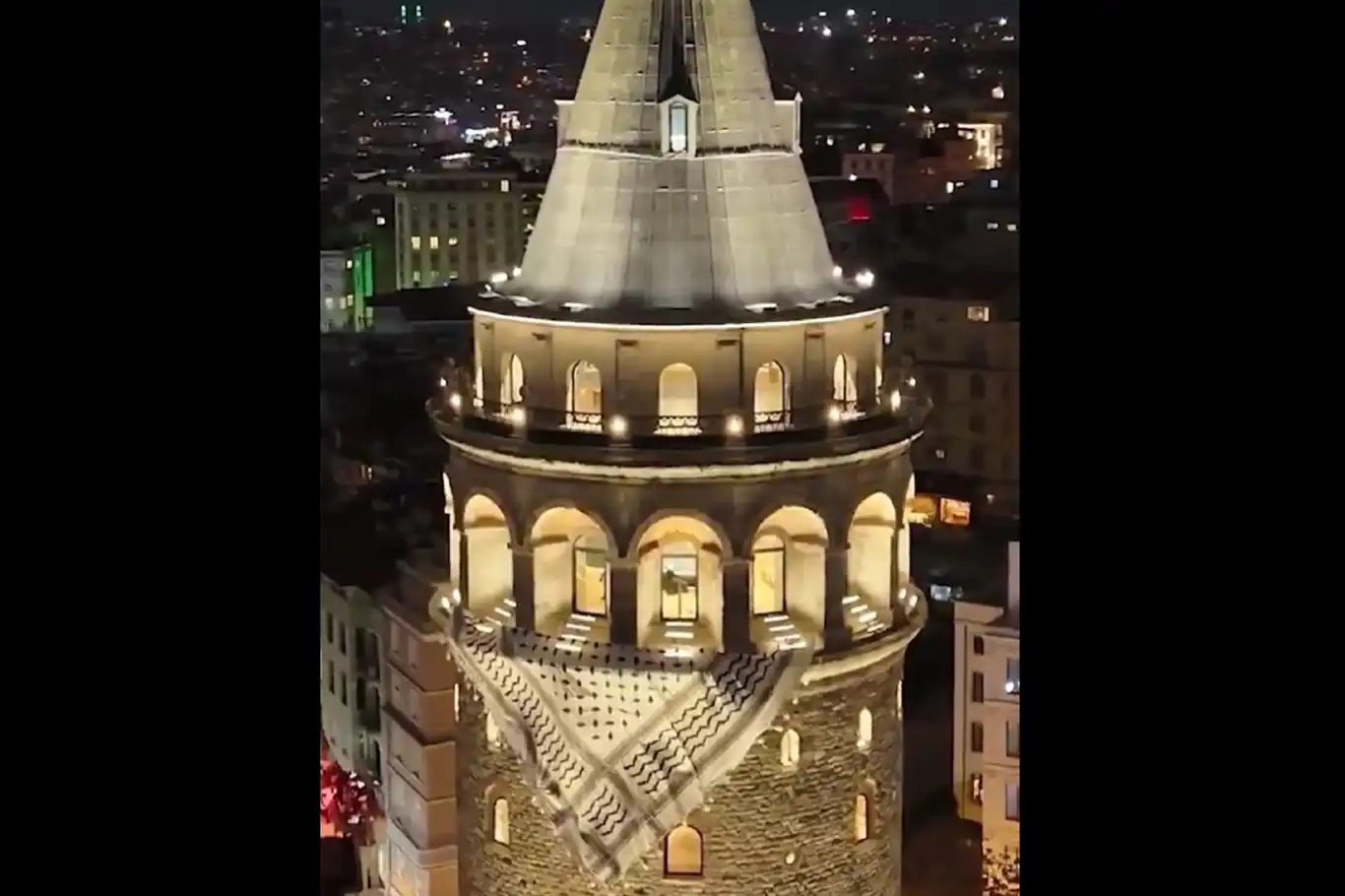 Galata Kulesi’ne Filistin kefiyesi asıldı
