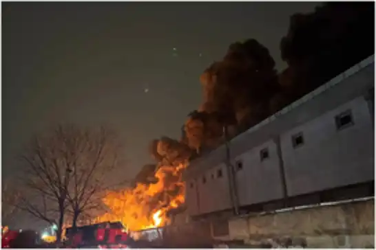 Li Esenyûrtê febrîqeya amûrên înşeatê şewitî