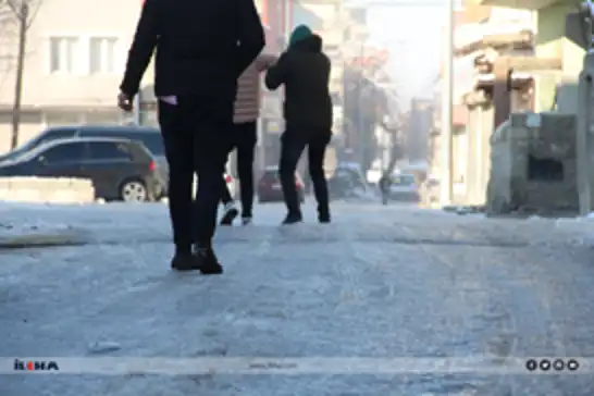 Karlı havada yürüyüş uyarısı