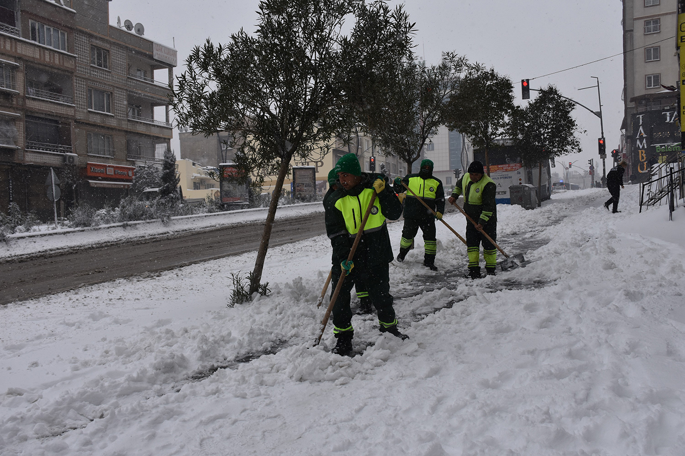 Gaziantep'te karla kaplı yolları açma çalışmaları devam ediyor