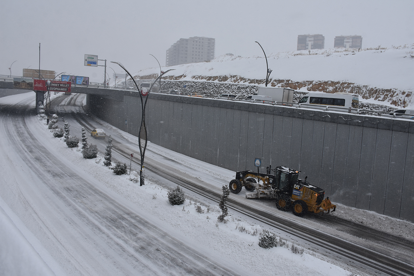 Gaziantep'te karla kaplı yolları açma çalışmaları devam ediyor