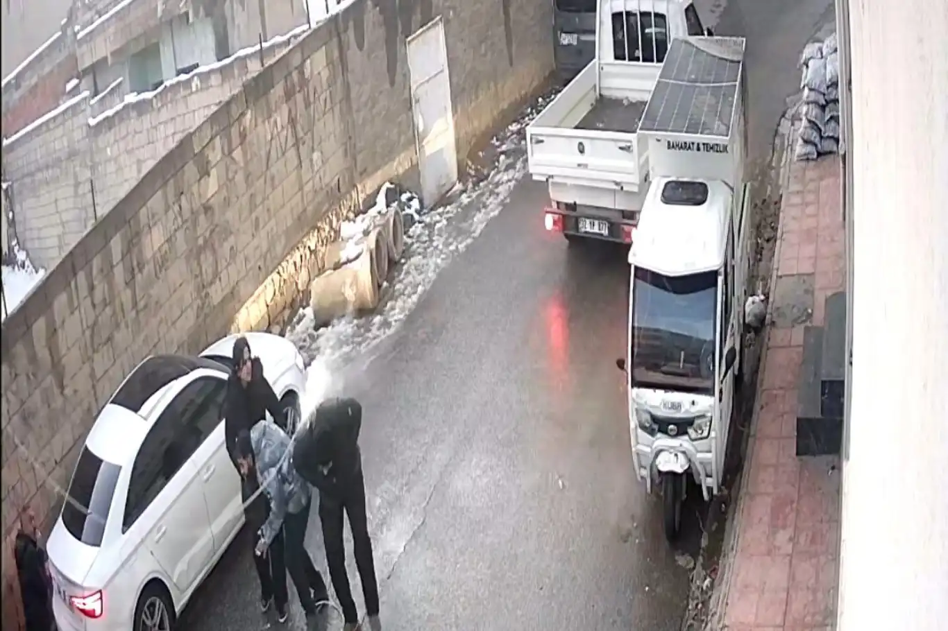 Mardin’de kopan elektrik teli gencin üzerine düştüğü anlar kameraya yansıdı 