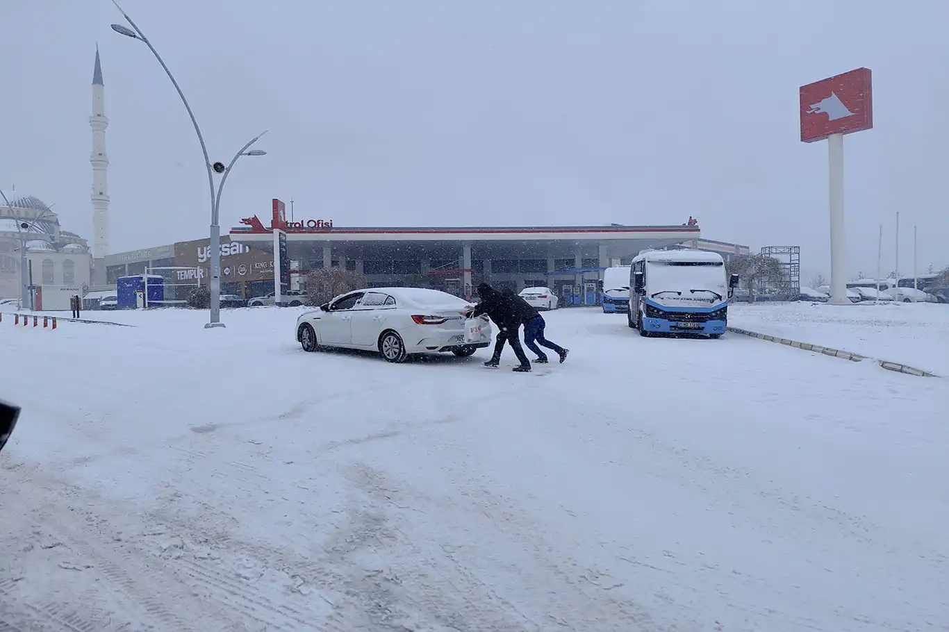 Diyarbakır’da karla mücadele yetersiz kaldı, ulaşım aksadı