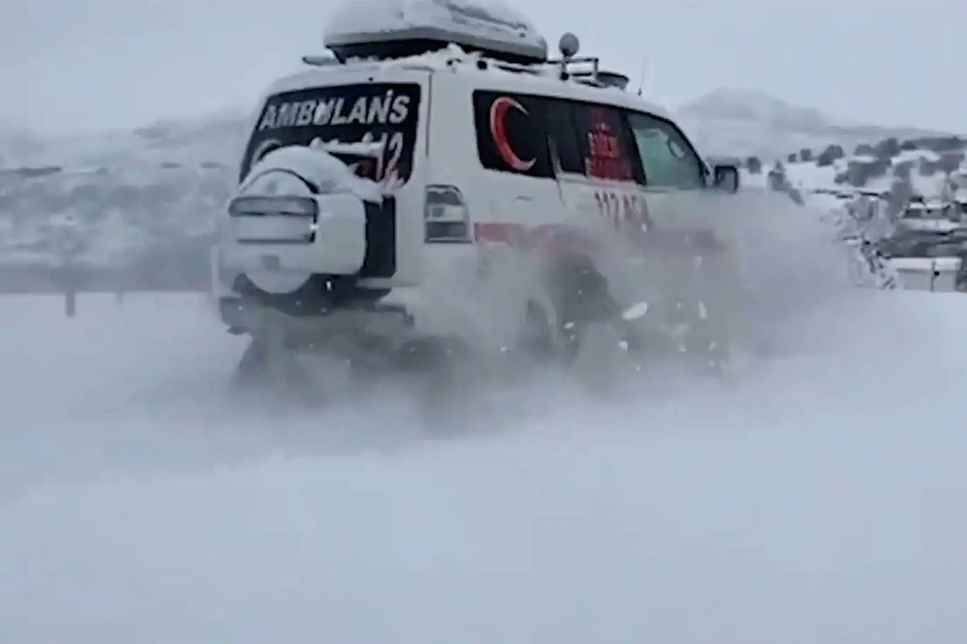 112 kış mücadelesi sürüyor: Paletli ambulanslarla 78 hastaya ulaşıldı