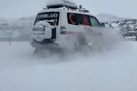 112 kış mücadelesi sürüyor: Paletli ambulanslarla 78 hastaya ulaşıldı