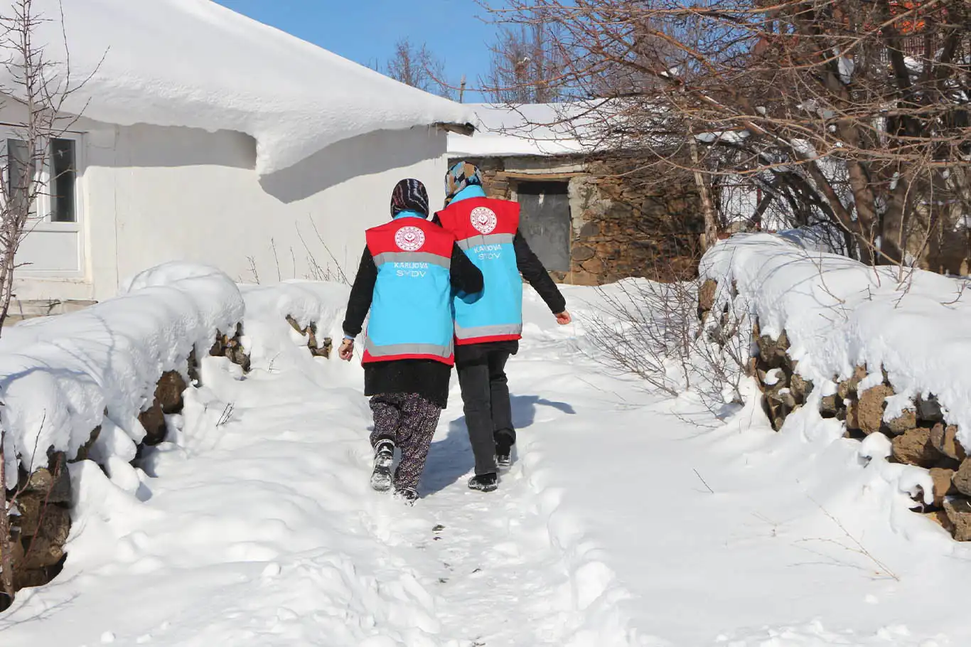 Karlıova’da zor kış şartlarında 200 hanenin temizliği yapılıyor