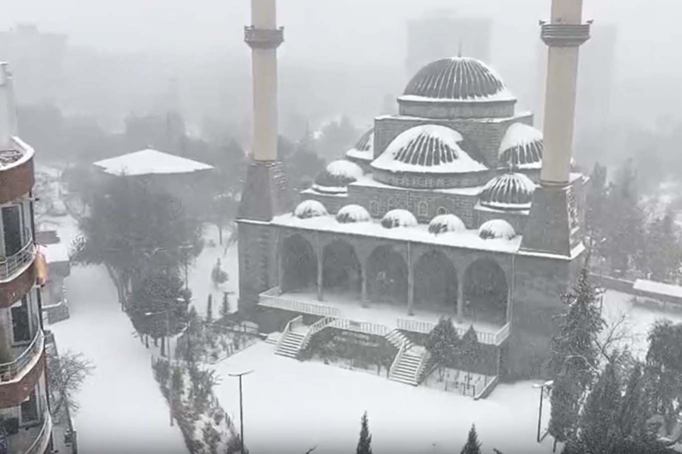 Kar etkisini sürdürüyor: Ulaşımda aksamalar