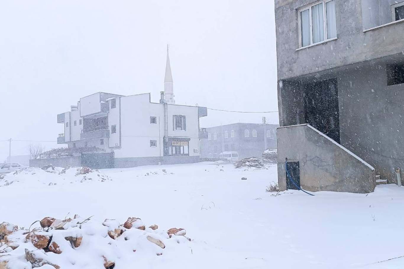 Kar etkisini sürdürüyor: Ulaşımda aksamalar
