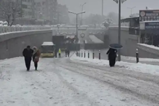 Rampayı aşamayan belediye otobüsleri vatandaşları yol ortasında indirdi