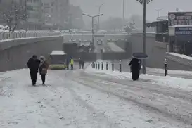 Rampayı aşamayan belediye otobüsleri vatandaşları yol ortasında indirdi