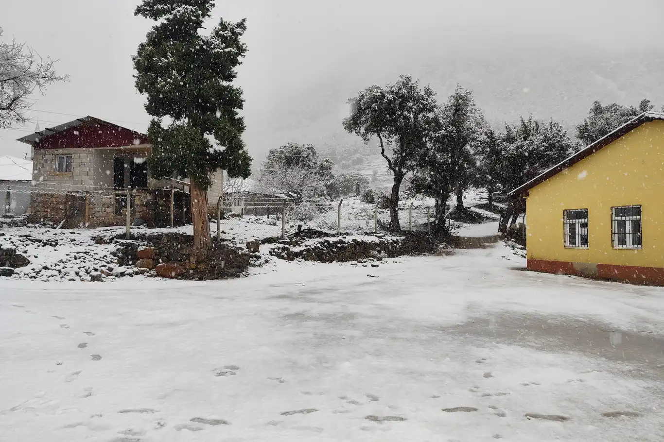Adana’nın yüksek kesimleri beyaza büründü