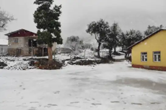 Adana’nın yüksek kesimleri beyaza büründü