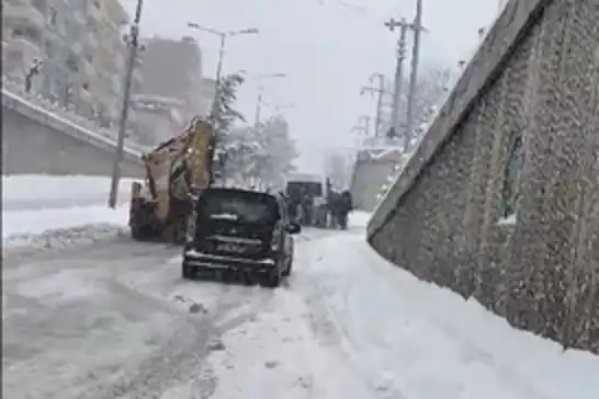 Bu görüntülerin ardından ofis alt geçidi ulaşıma kapandı