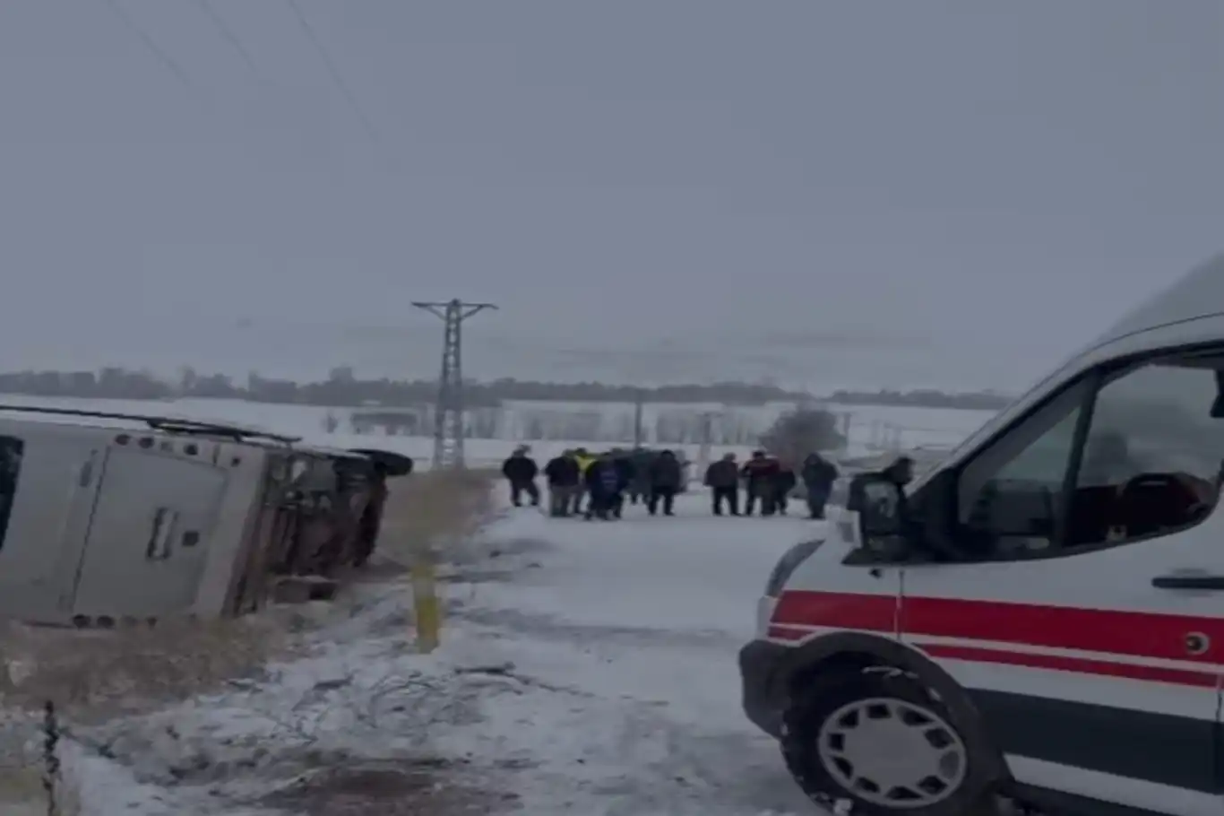 Adana'da işçileri taşıyan minibüs karda devrildi: Yaralılar var