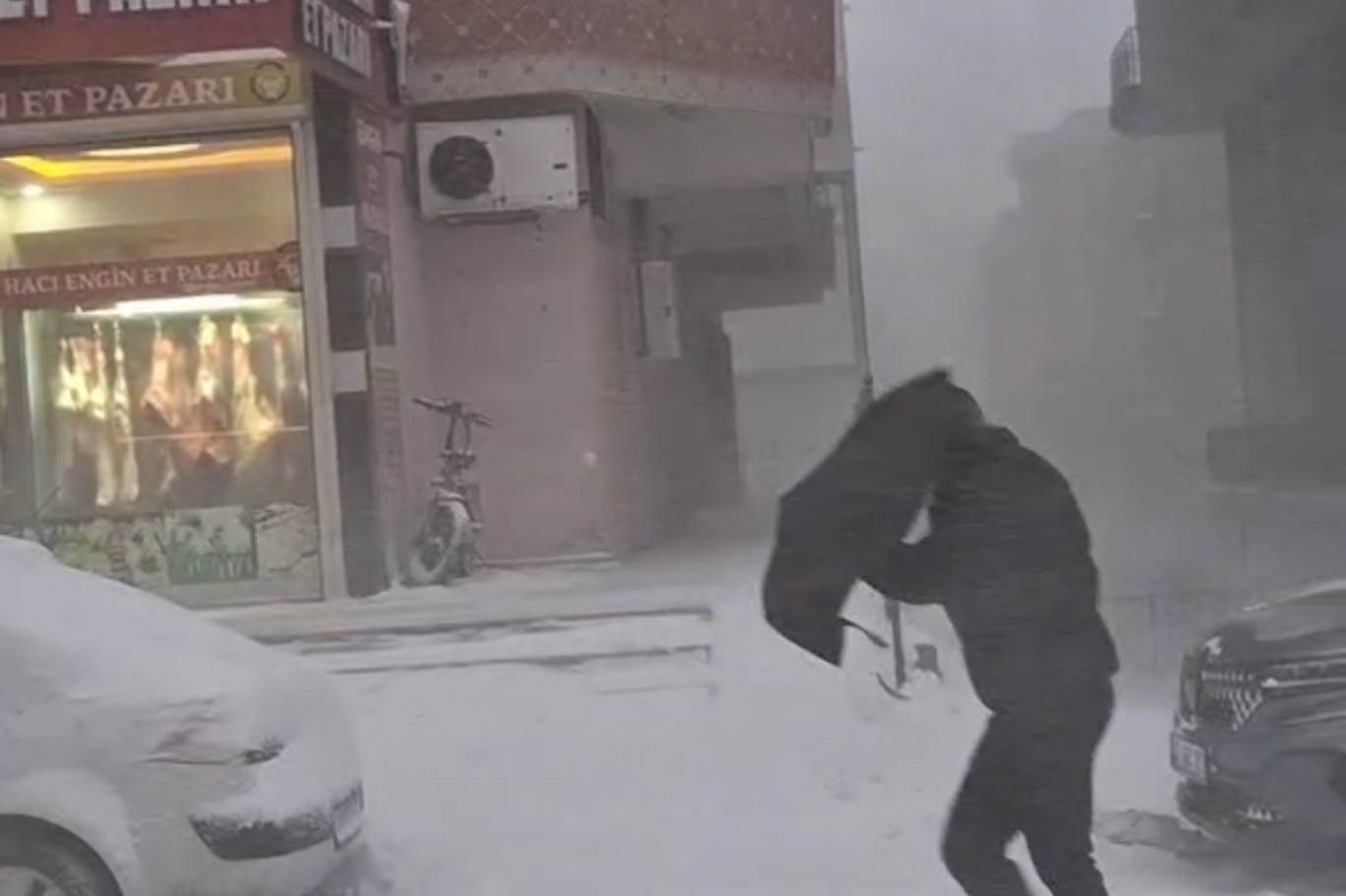 Mardin’de 140 yerleşim yerinin yolu ulaşıma kapandı