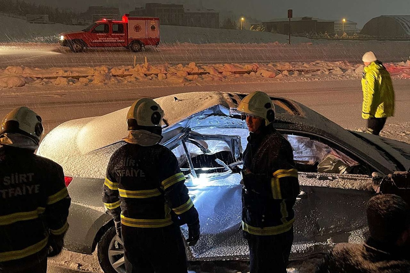 Siirt’te otomobil kepçeyle çarpıştı: 1 ölü, 4 yaralı