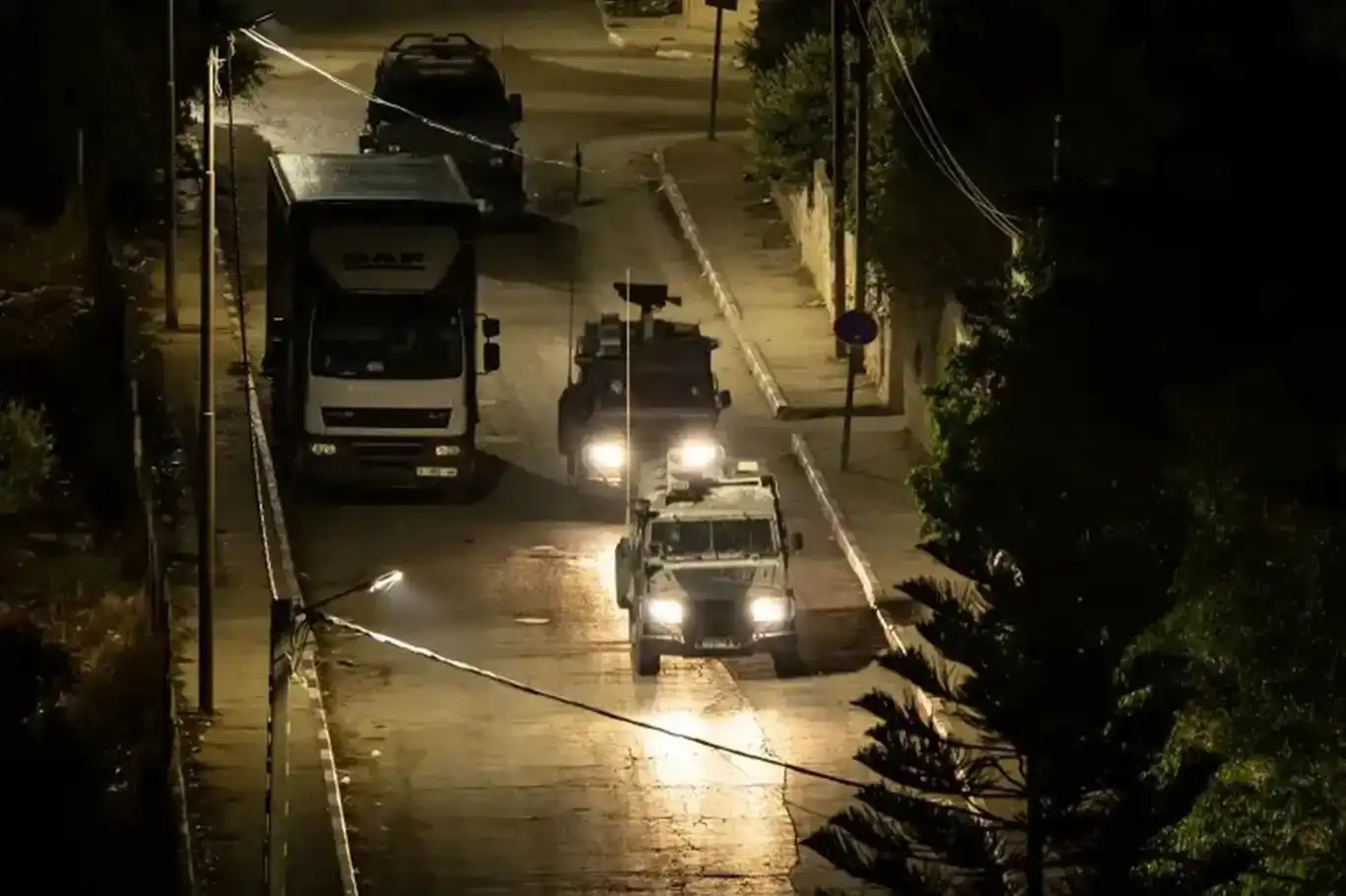 هێزەکانی داگیرکەر بەردەوامن لە هەڵکوتان و هێرش سەر کەناری ڕۆژئاوا