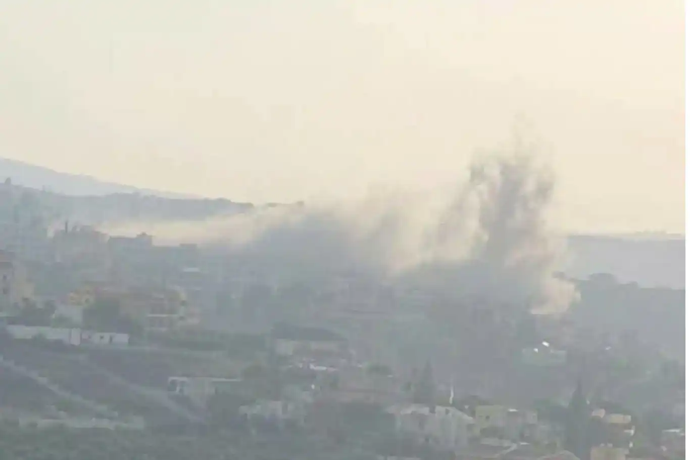 الاحتلال الصهيوني يشنّ غارات جوية على جنوب لبنان