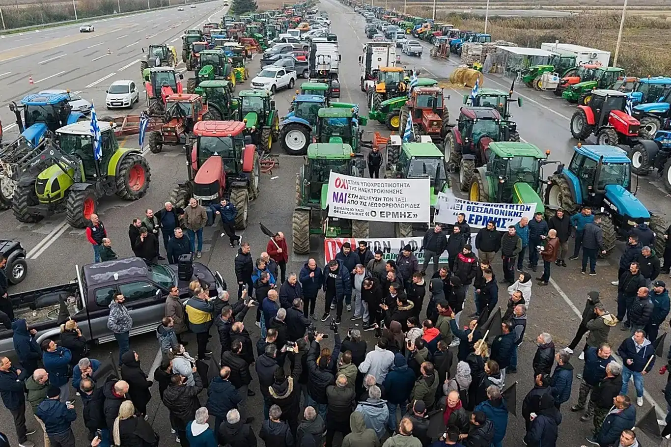 Yunanistan’da çiftçiler traktörlerle yolları kapattı
