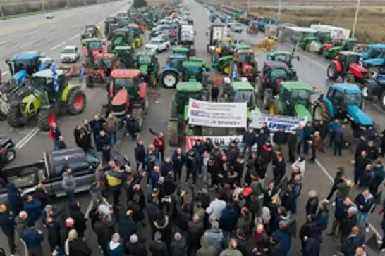 Yunanistan’da çiftçiler traktörlerle yolları kapattı