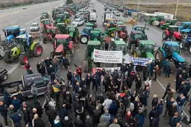 Yunanistan’da çiftçiler traktörlerle yolları kapattı