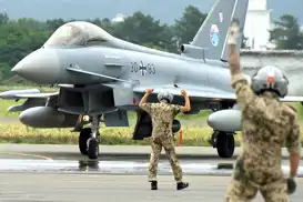 Almanya, Polonya'ya asker ve Eurofighter savaş uçağı konuşlandırdı