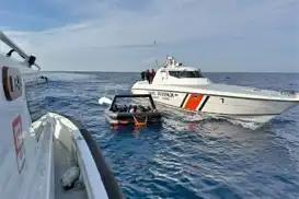 İzmir açıklarında geri itilen 10 düzensiz göçmen kurtarıldı