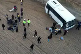 Öğrenci servisiyle kamyonet çarpıştı: 14 yaralı