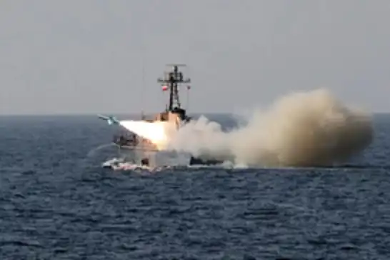 إيران توجه تحذيراً لسفن البحرية الأمريكية