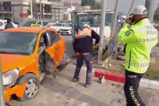 Malatya'da ticari taksi ile kamyonet çarpıştı: 2 yaralı
