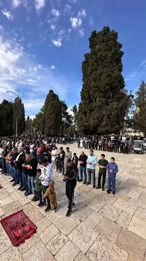 60 ألف مصلّ يؤدون صلاة الجمعة في رحاب المسجد الأقصى