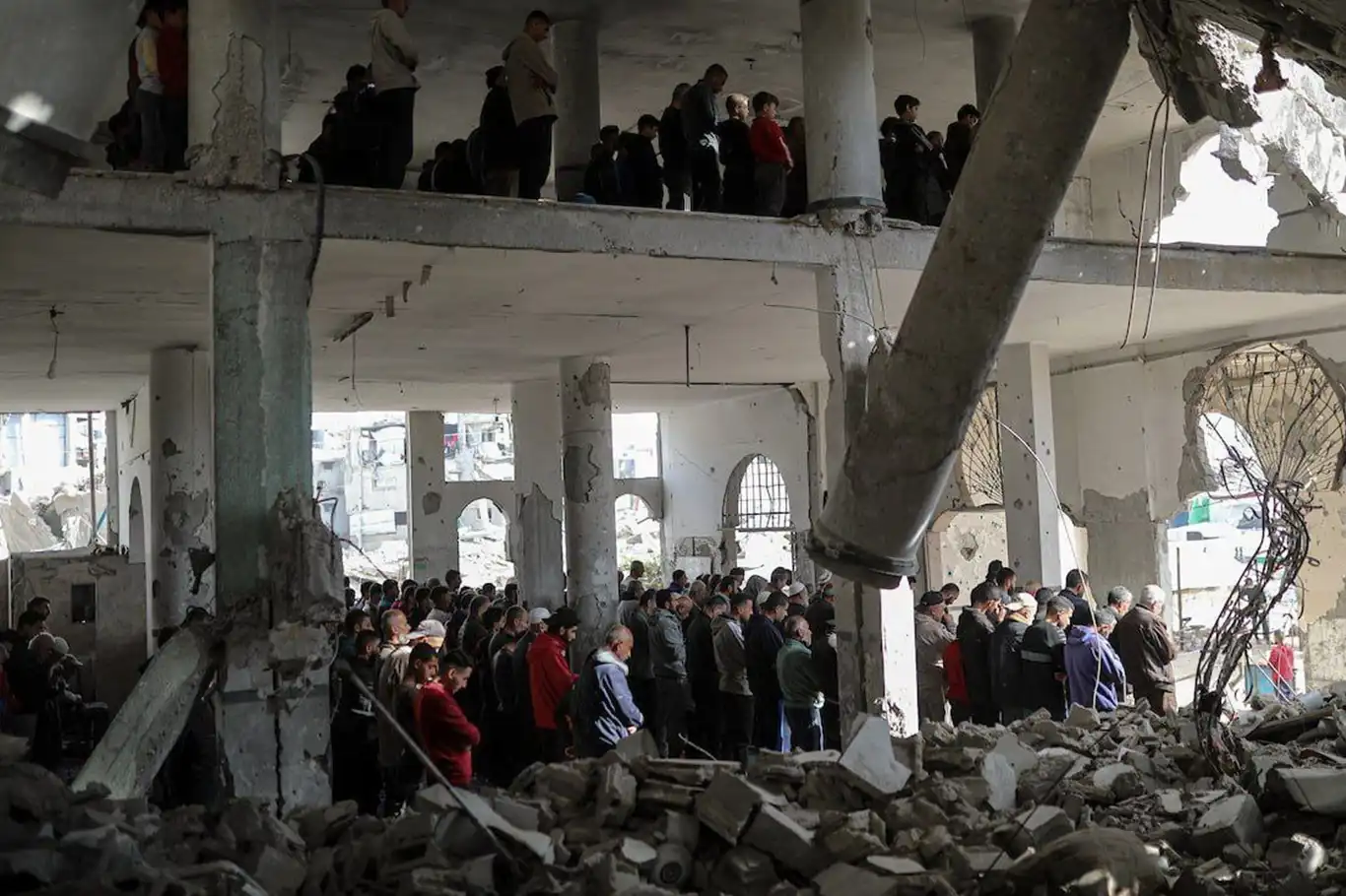 Yıkılan Selahaddin Camii’nin enkazında cuma namazı kılındı