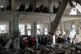 Yıkılan Selahaddin Camii’nin enkazında cuma namazı kılındı