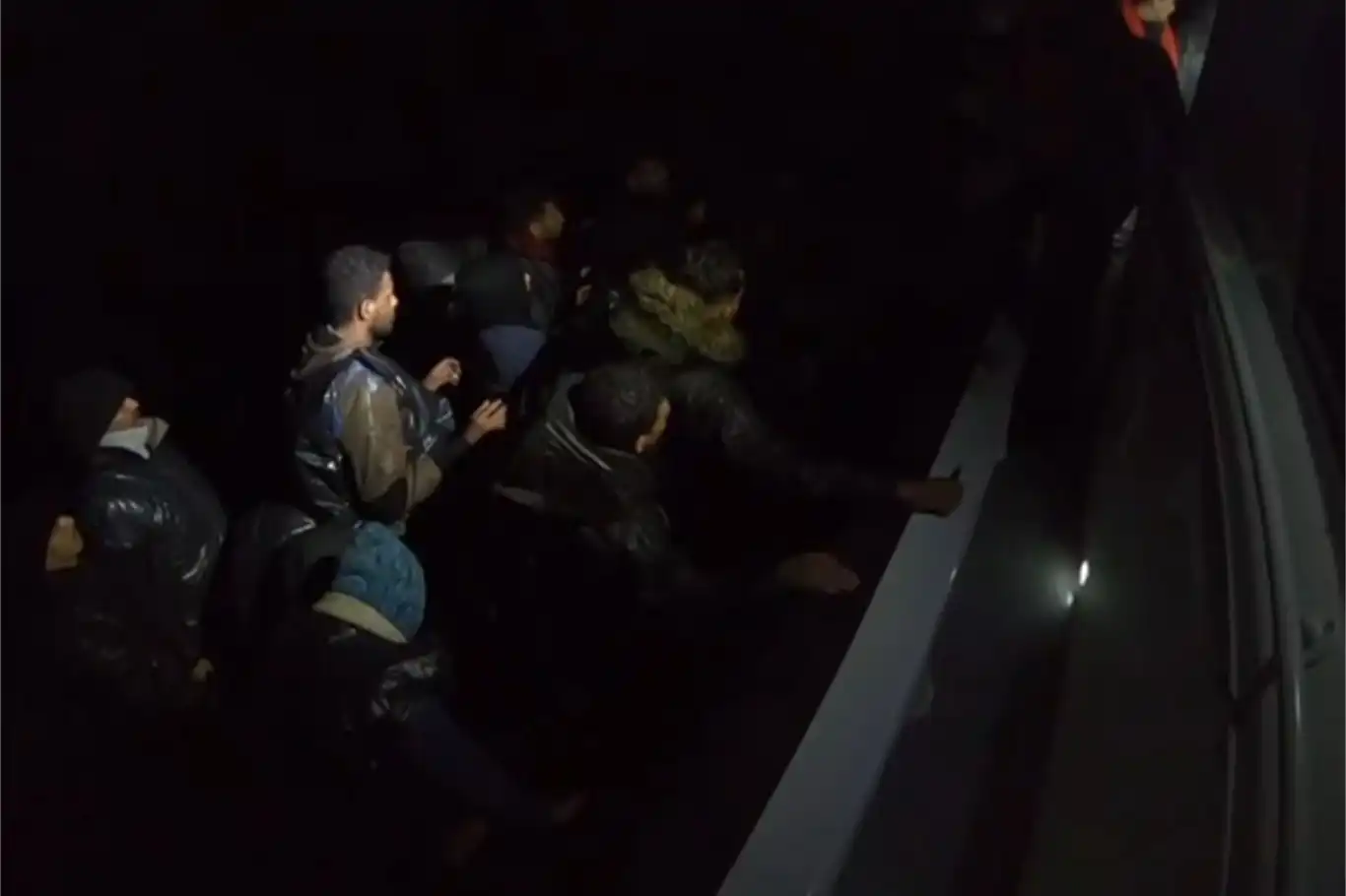 İzmir açıklarında 31 düzensiz göçmen yakalandı