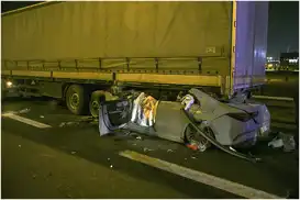 Ankara’da tıra çarpan otomobilde 2 kişi öldü, bir kişi ağır yaralandı