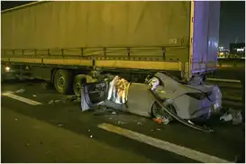 Li Enqereyê di qezaya otomobîl û qamyonekê de 2 kes mirin û yek jî bi giranî birîndar bû