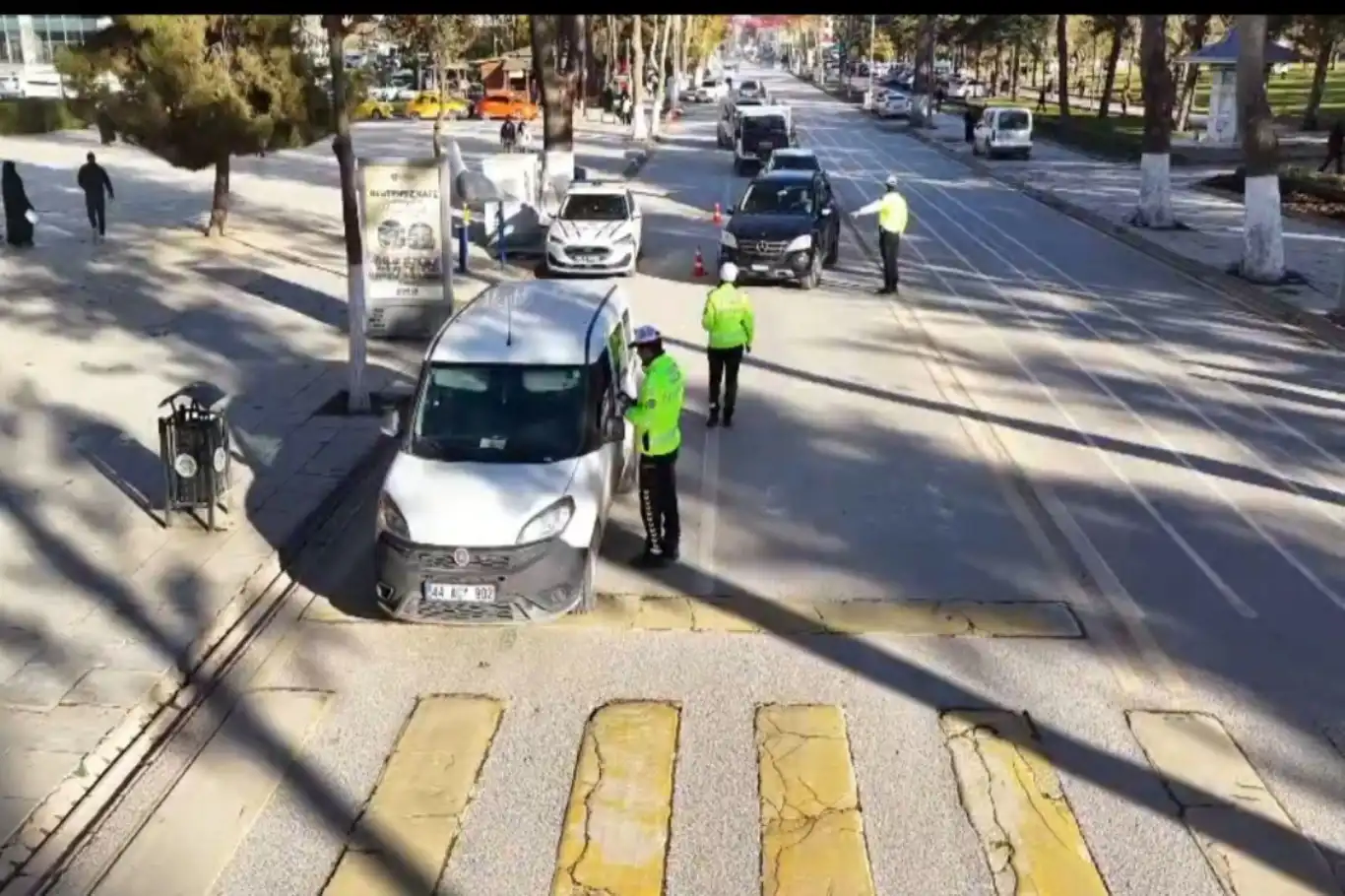 Malatya'da yaya geçidi ihlali yapan sürücüler cezalandırıldı 